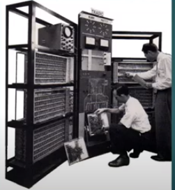 Apparition des premiers ordinateurs à transistors