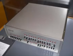 La première génération de microordinateurs comme le Micral de R2E