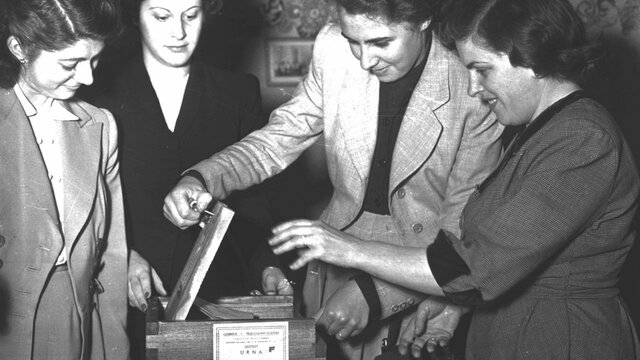 Comienza el voto femenino