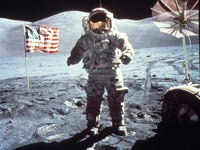 первая высадка человека на Луну (Н. Армстронг) в рамках лунной экспедиции корабля Аполлон-11, доставившей на Землю, в том числе и первые пробы лунного грунта. (США).