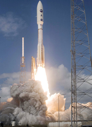 старт аппарата New Horizons («Новые горизонты») для изучения Плутона и его естественного спутника Харона.