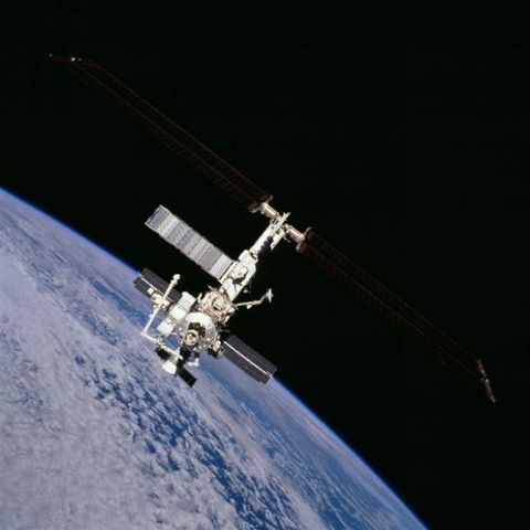 первый полёт первого многоразового транспортного космического корабля «Колумбия». (США).