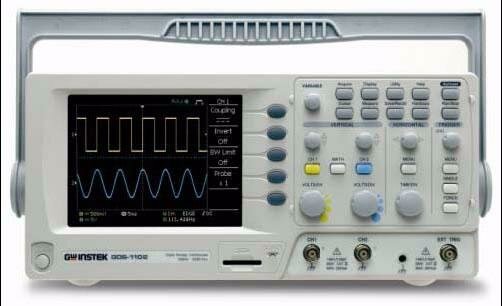 Ben Laposky crea las primeras imágenes gráficas en un Osciloscopio.