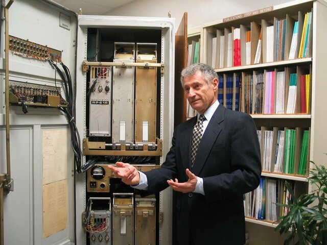 Leonard Kleinrock y su teoría de conmutación de paquetes en la tesis doctoral del MIT