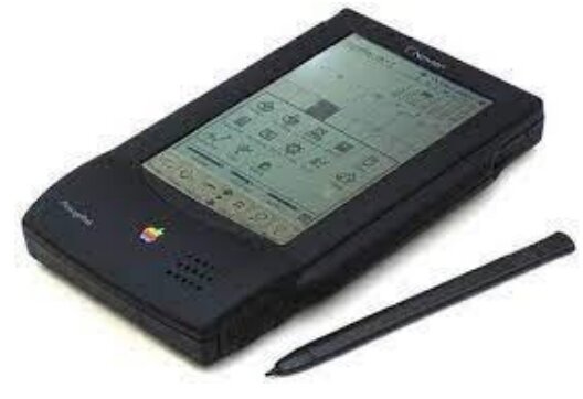 Apple presenta el primer "personal digital assistant". Se desarrolla una interfaz gráfica para navegar por internet. (NCSA Mosaic).