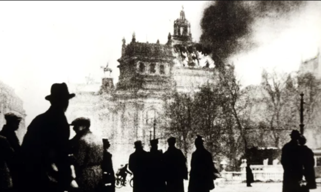 Un incendie ravage l'édifice du Reichstag à Berlin
