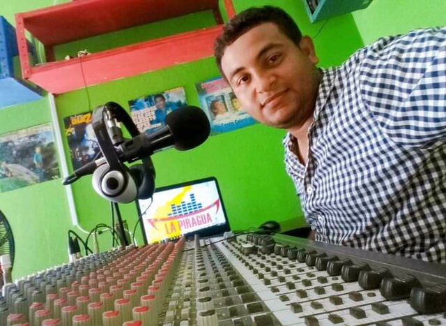 Inicio de trabajo como director artístico de la  cadena radial LA PIRAGUA.