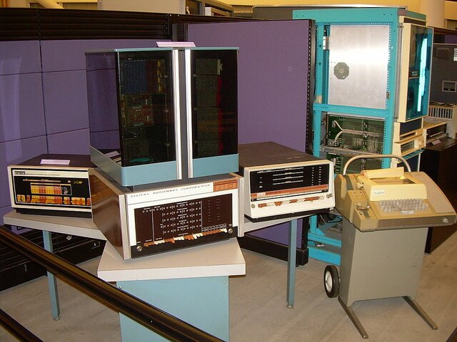 PDP-8  (Tercera Generación)