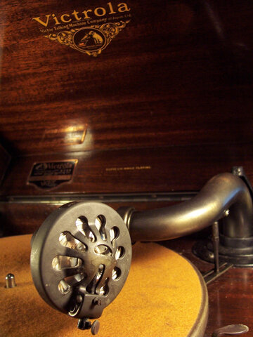 Victrola Phonograph (1925)