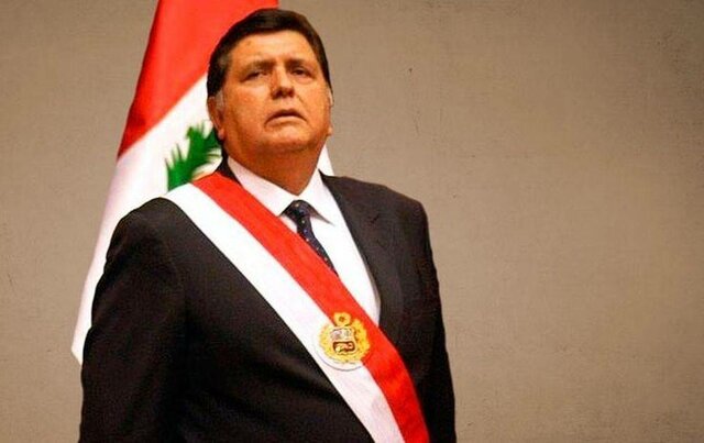 Alan García asume la presidencia del Perú