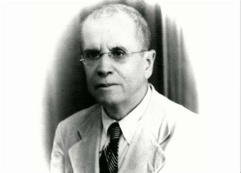 En España, Constancio Bernaldo de Quirós, redujo a tres las frases de formación y evolución de la policía científica.