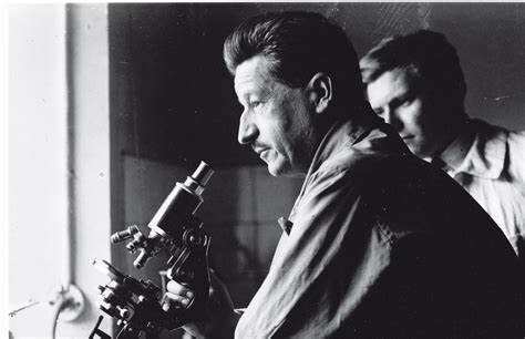 El criminalista fransés Edmond Locard enunció el Principio de Intrcambio de Locar.