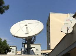 Antena satelital
