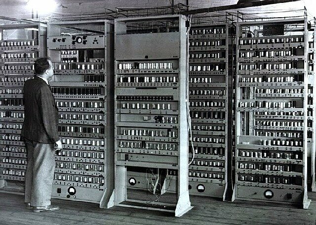 EDSAC (Electronic Delay Storage Automatic Calculator)