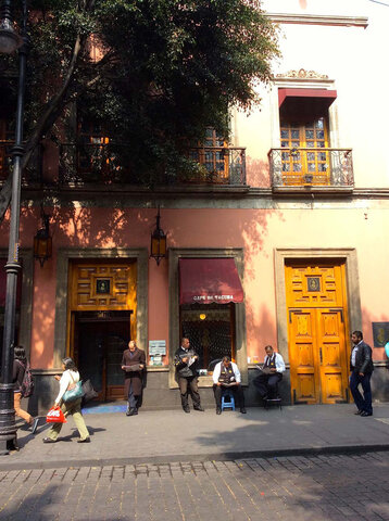 Se funda el primer café