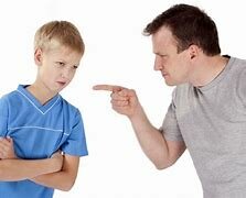 El papá es el que regaña