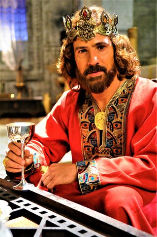 Inicia su reinado el rey David.