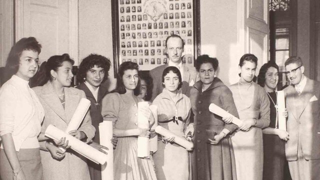 Se le otorga la ciudadanía y se le faculta para ser elegida.