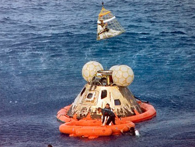 Apollo 13 regresa a Tierra con tripulantes a salvo