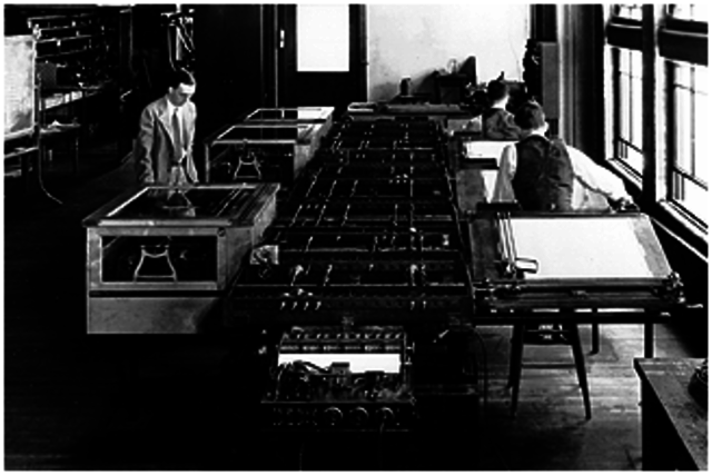 Máquina de resolver ecuaciones diferenciales de Vannevar Bush