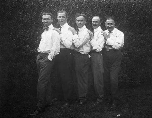 Ehrich Weiss names him self Harry Houdini