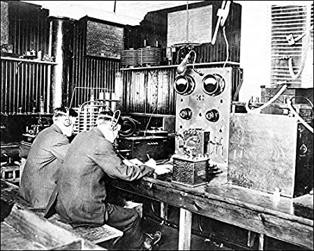 MARCONI Y FLEMING TRANSMITEN LA PRIMERA SEÑAL TELEGRAFICA INALAMBRICA A LO LARGO DE 2.400 KM DE DISTANCIA