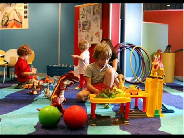 Bruner: El constructivismo refleja un proceso de culturalización en el cual el aprendizaje implica un entrenamiento cultural y por lo tanto no puede ser separado del contexto de aprendizaje