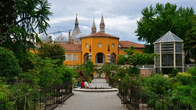 Primer jardín botánico.