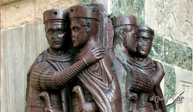 L’emperador Dioclecià implanta la Tetrarquia (on el poder de Roma queda dividit entre quatre persones