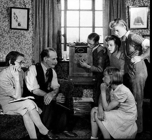 Aparecen las primeras emisiones radiales regulares y de entretenimiento.