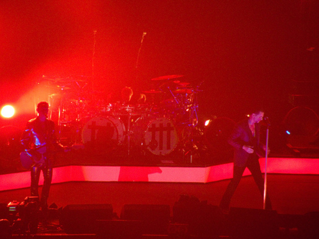 Oasis finally emerge on stage