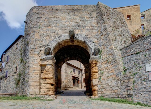 Arco di Volterra