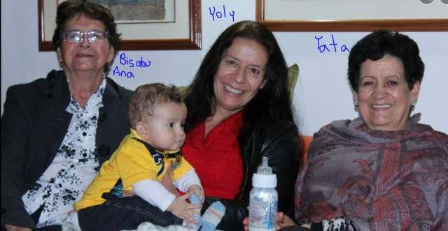 Fiesta de mi Hermana Vale 2 años, con mis abuelitas Tata, Yoly y mi Bisabuela Ana