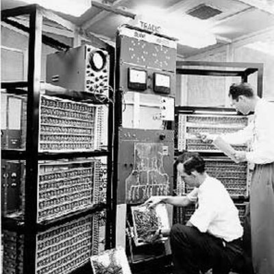 Timeline: Dispositivos mecánicos y electromecánicos de cálculo y datos de las 5 generaciones de computadoras.