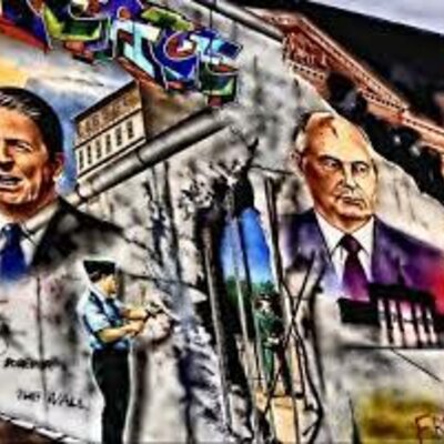 Timeline: Línea del tiempo de los antecedentes y el desarrollo de la Segunda Guerra Mundial, la Guerra Fría y la caída del muro de Berlín.