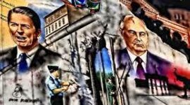 Timeline: Línea del tiempo de los antecedentes y el desarrollo de la Segunda Guerra Mundial, la Guerra Fría y la caída del muro de Berlín.