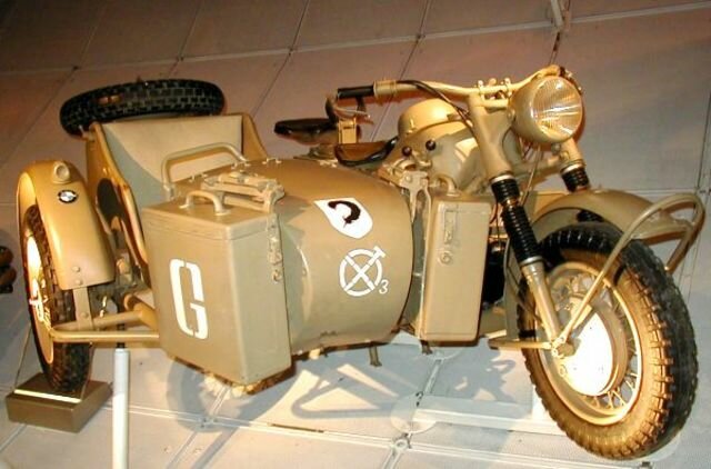 La primera moto de 4 ruedas