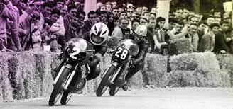 La primera moto de carreras