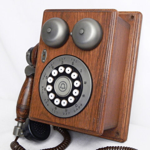 Telefonos en caja de madera