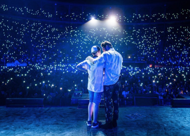 Pujo a l'escenari d'un concert