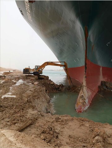 nave nello stretto di Suez