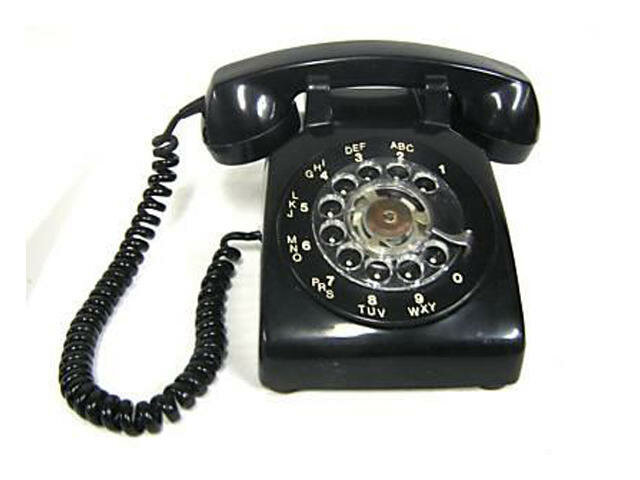 Telephones in 1940 and 1950 were similar since both were more modern versions of te telephone.