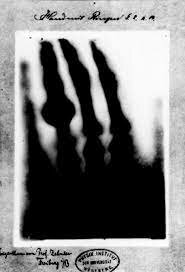 Se descubren los rayos X y se estudian sus propiedades.