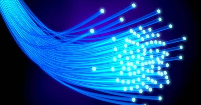 Se demuestra la potencialidad del vidrio como medio eficaz de transmisión a larga distancia (fibra óptica)