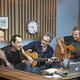 250px hombres g en el estudio cantando