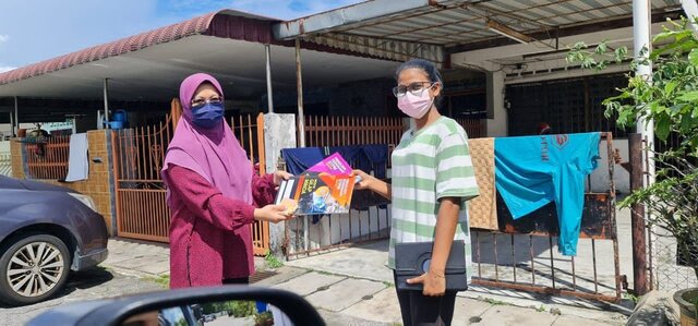 Penyerahan Buku kepada Pelajar