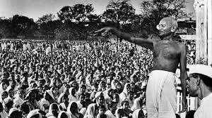 1922 – Gandhi organitza la primera campanya de desobediència civil.