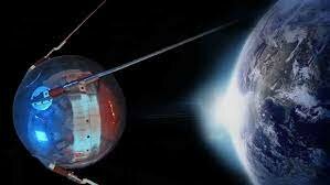 Lanzamiento del primer satélite orbital