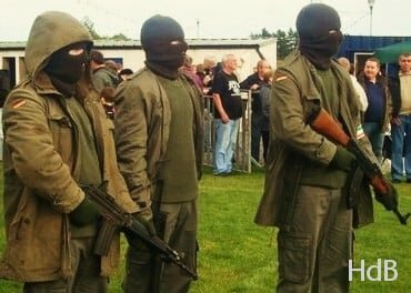 El grup terrorista IRA abandona les armes.