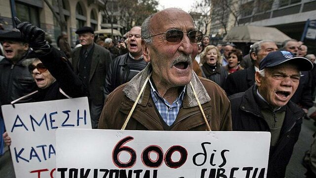 Grècia i Irlanda sol·liciten un rescat europeu per evitar la bancarrota.